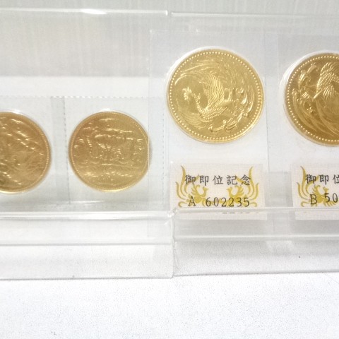 御在位60年、御即位記念10万円金貨のお買取りです。金貨の高価買取りなら、おたからやJR伊丹店まで。サムネイル