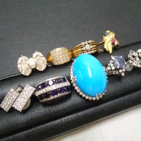 指輪などジュエリーのお買取りです。ダイヤや色石のお買取りなら、おたからやJR伊丹店まで。サムネイル