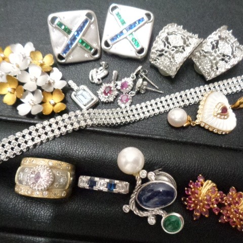 ジュエリーのお買取り！ダイヤや色石など宝石のお買取りなら、おたからやJR伊丹店へ。サムネイル