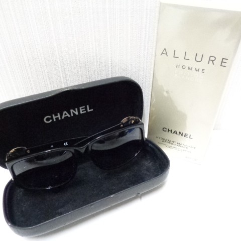 シャネルのサングラスと香水のお買取りです。バッグや財布以外も、おたからやJR伊丹店にお任せください。サムネイル