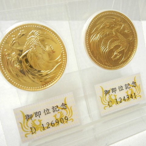 御即位記念10万円金貨のお買取りです。記念金貨を高く売るなら、おたからやJR伊丹店へ。サムネイル